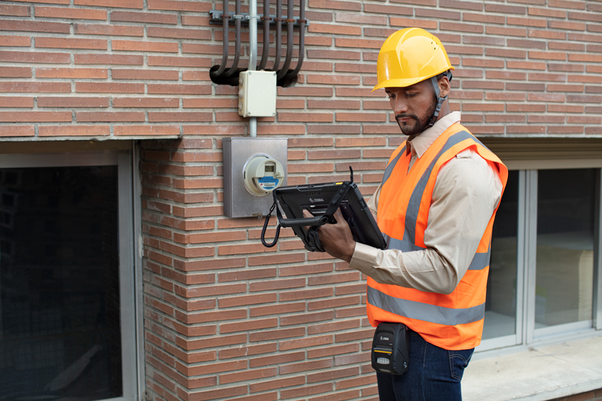 field-operations-photography-application-et8x-utility-worker-gas-meter-1.jpg