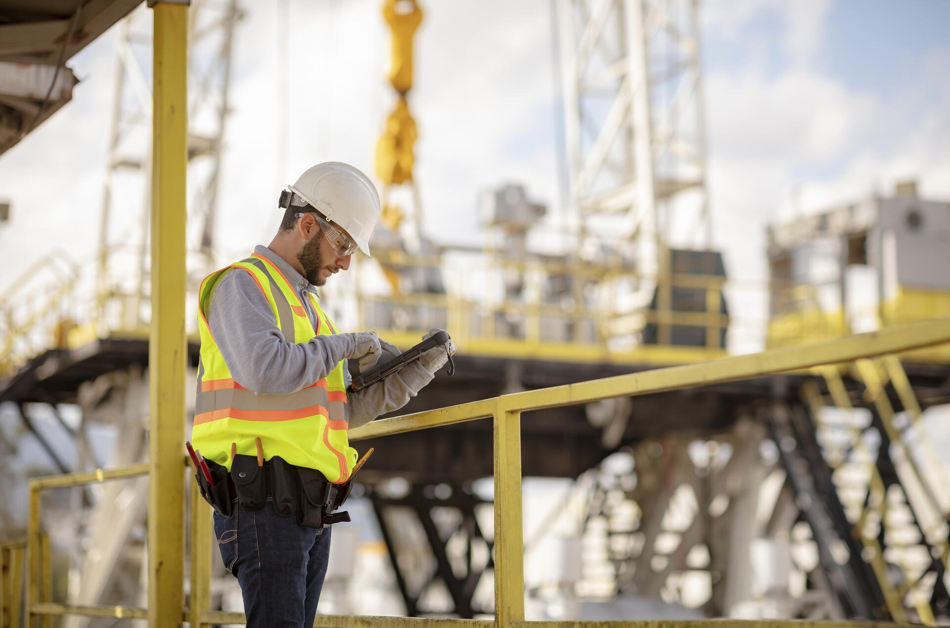 6 Ways Oil and Gas Companies are Using Rugged Phones and Tablets to Increase Efficiency and Profits cover